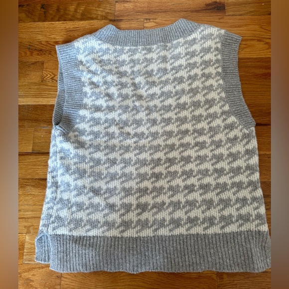Abercrombie Grey Cropped houndstooth Pattern V-Neck Sweater vest - Picture 6 of 7